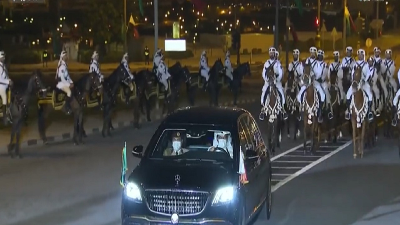 بالخيول والحرس الأميري.. جانب من مراسم استقبال ولي العهد في قطر