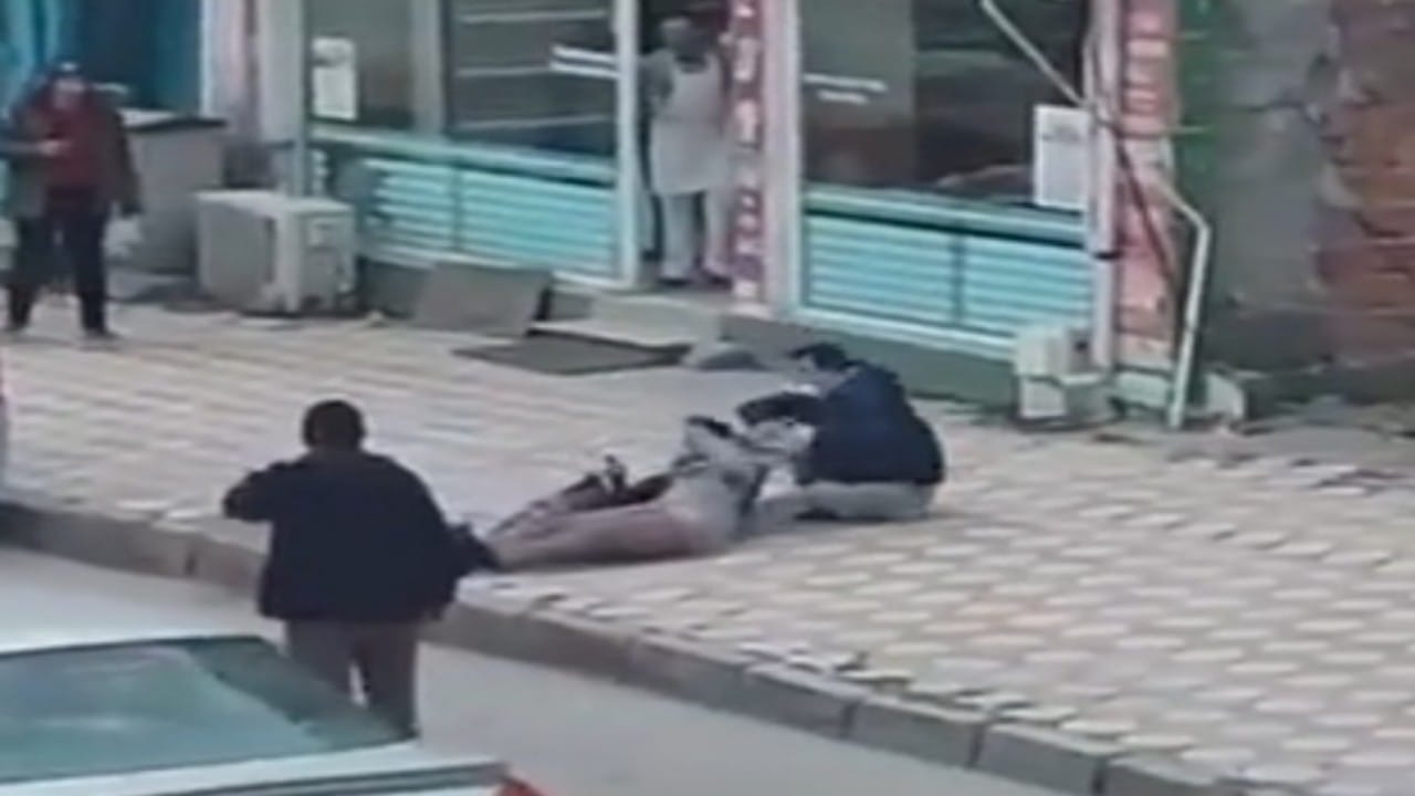 شاهد.. امرأة تركية تتعرض للسحل والطعن على يد زوجها السابق في شارع عام