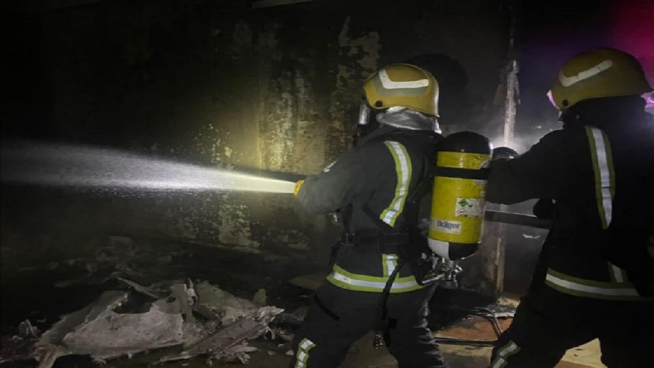 بالصور.. مدني تبوك يسيطر على حريق بمنزل في حي الأندلس