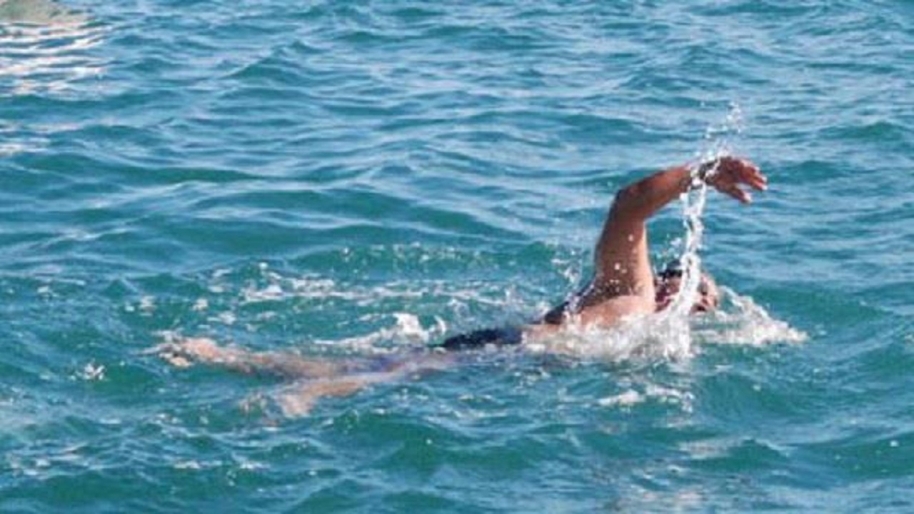 وزير يضطر إلى السباحة 12 ساعة بعد تحطم طائرته