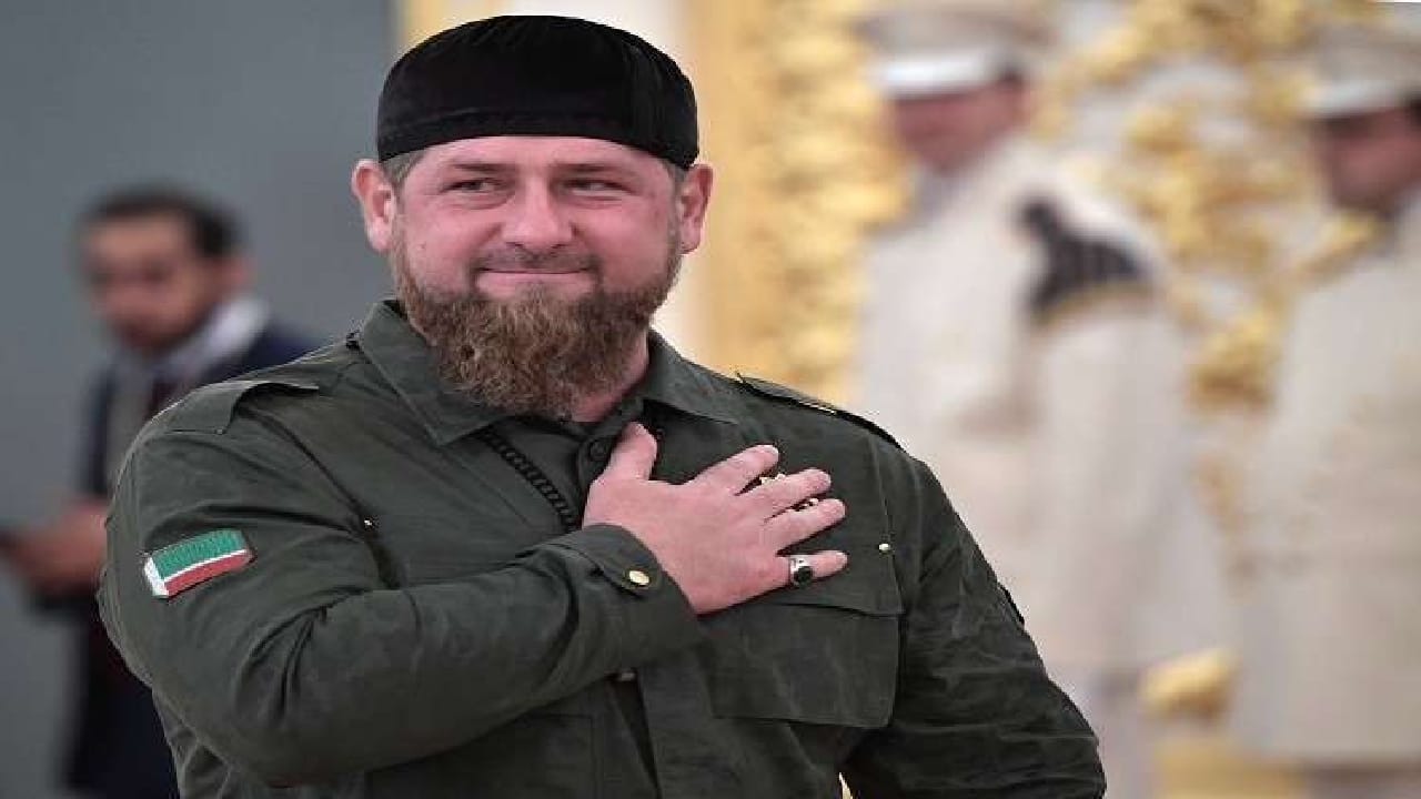 شاهد.. رئيس الشيشان يترك مرافقيه ويرقص مع سيدة في احتفالية بأحد المراكز