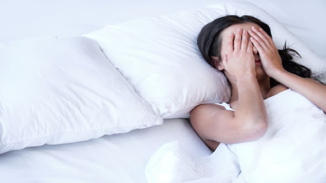 لـ الفتيات.. البكاء قبل النوم يسبب أمراض خطيرة