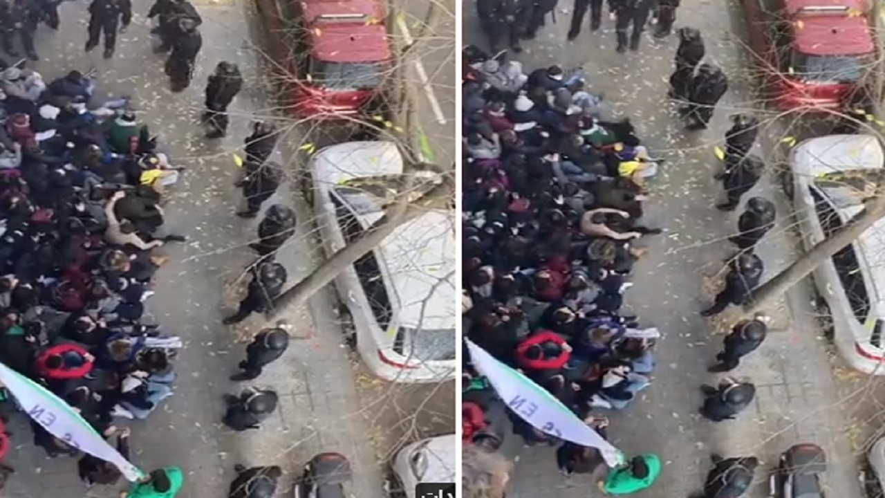 بالفيديو.. عشرات الأشخاص يفترشون الأرض لمنع الشرطة من طرد أسرة من شقتهم