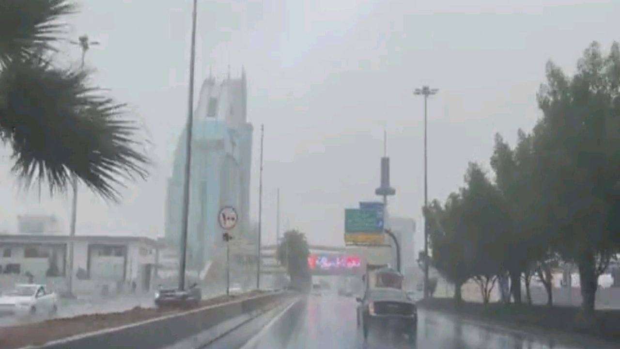 بالفيديو.. هطول أمطار الخير تغطي معالم الرياض