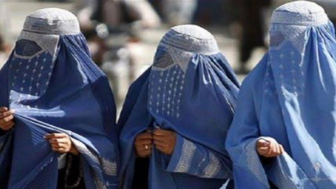 طالبان تمنع النساء من السفر لمسافات طويلة 