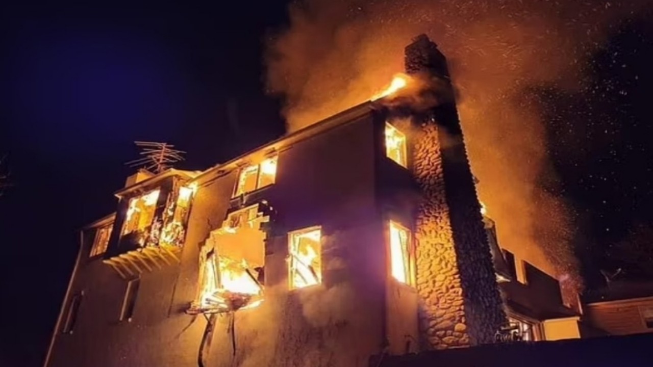 بالصور.. رجل يحرق منزله أثناء محاولته للتخلص من الثعابين