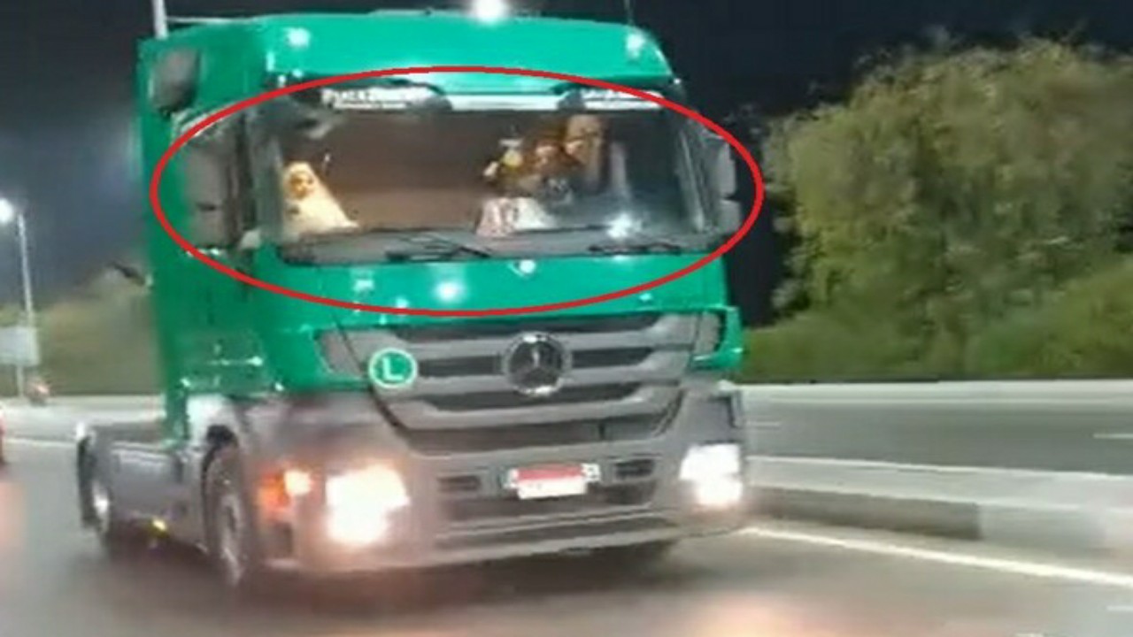 بالفيديو.. شاب يزف عروسه داخل شاحنة نقل