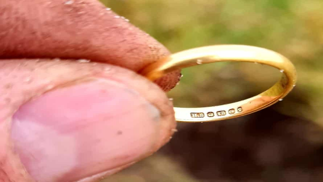 امرأة تعثر على خاتمها بعد 50 عامًا من ضياعه