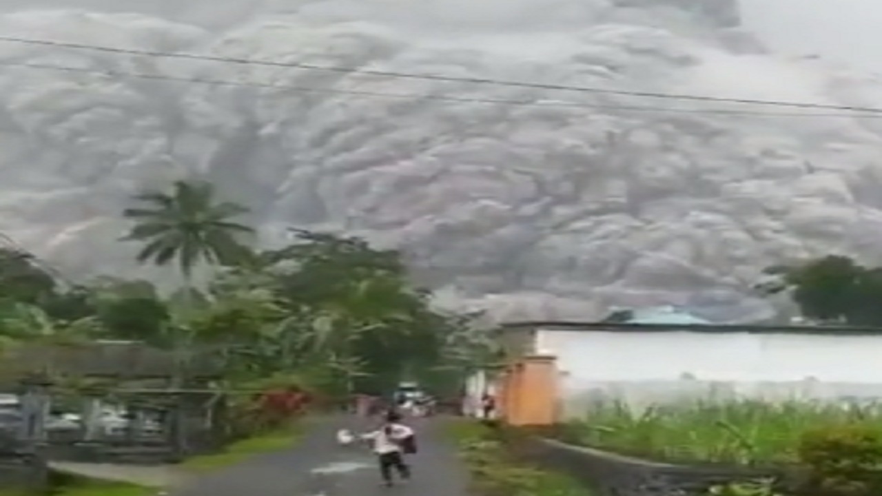 شاهد.. لحظة ثوران بركان &#8220;سيميرو&#8221; بإندونيسيا