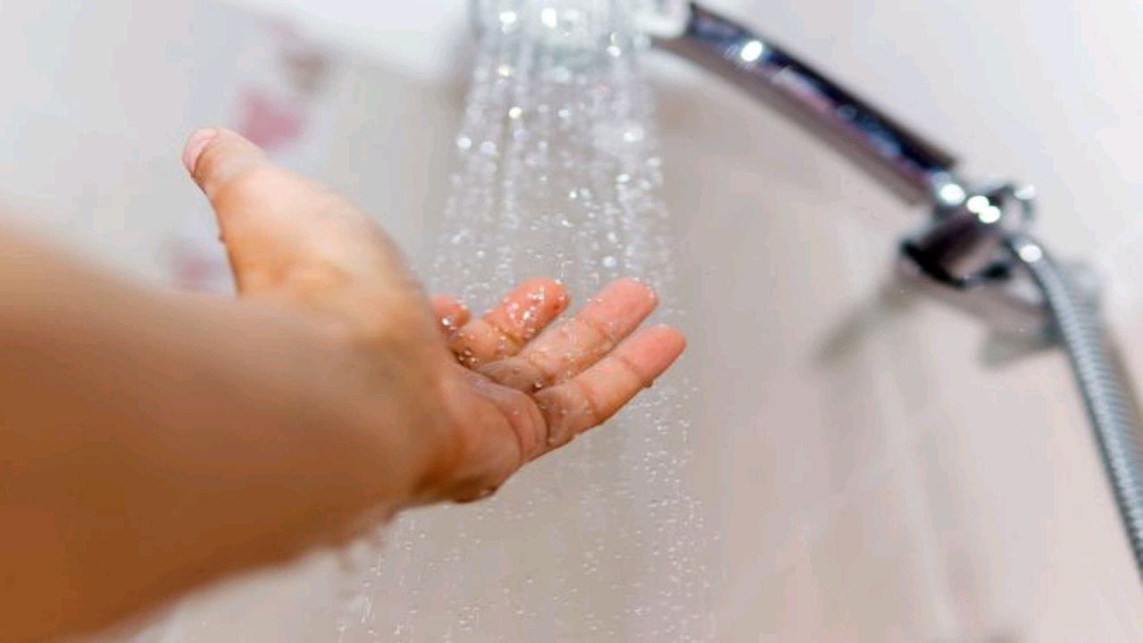 أخصائيون يحذرون من ارتكاب خطأ شائع عند الاستحمام في الشتاء