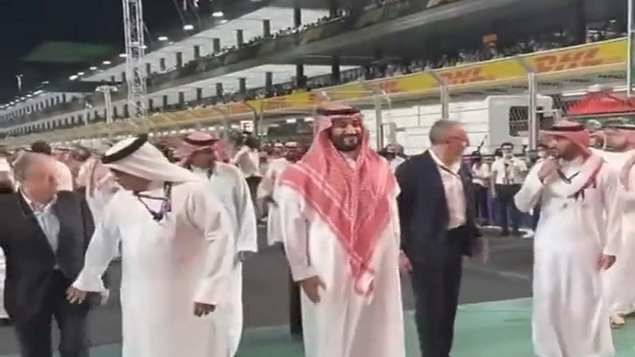 بالفيديو.. ردة فعل عفوية للأمير محمد بن سلمان خلال ترحيب الجمهور به في سباق &#8220;فورمولا1&#8221;
