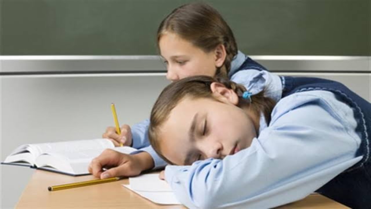 معلم يعطي طلابه الإذن بالنوم في الفصل