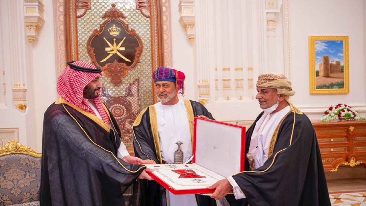 سلطان عمان يمنح ولي العهد وسام عُمان المدني من الدرجة الأولى(فيديو)