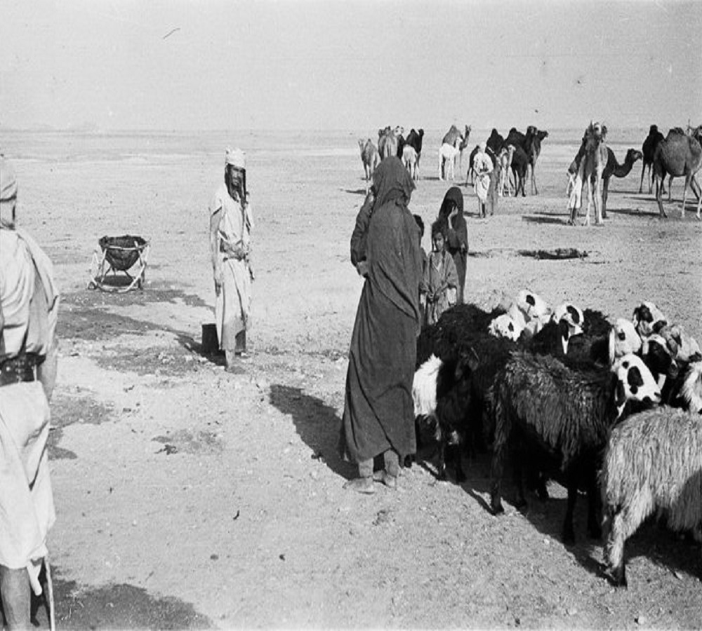 صورة من الرياض لعائلة مع أغنامهم قبل 76 عام