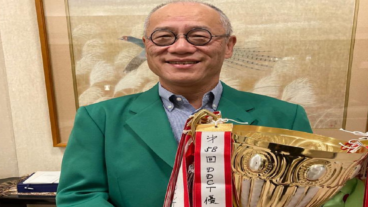 سفير اليابان يحتفل بفوزه بجائزة في الرياض