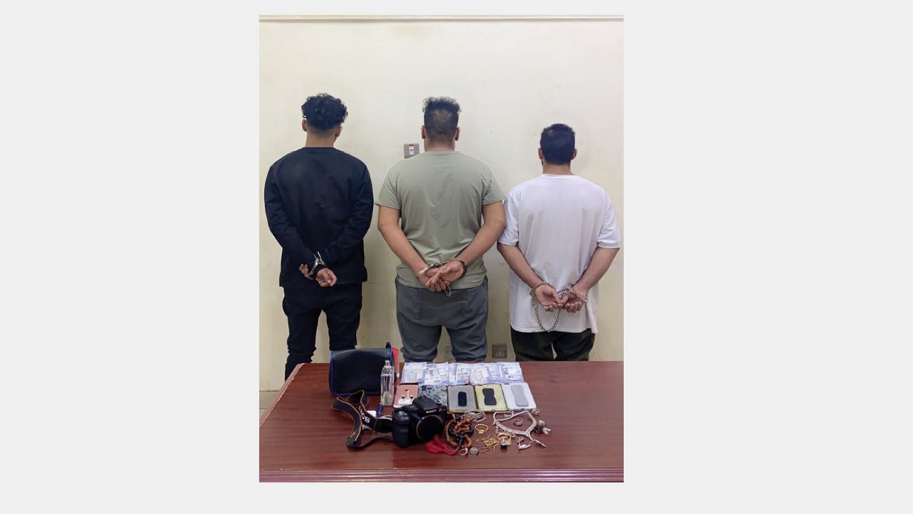 القبض على 3 أشخاص سرقوا مبلغًا ماليًا ومجوهرات من منزل في المدينة المنورة