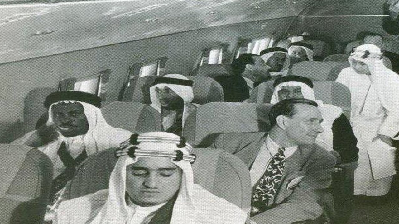 صورة نادرة للملك فهد على متن أول رحلة طيران داخلية للملك عبدالعزيز