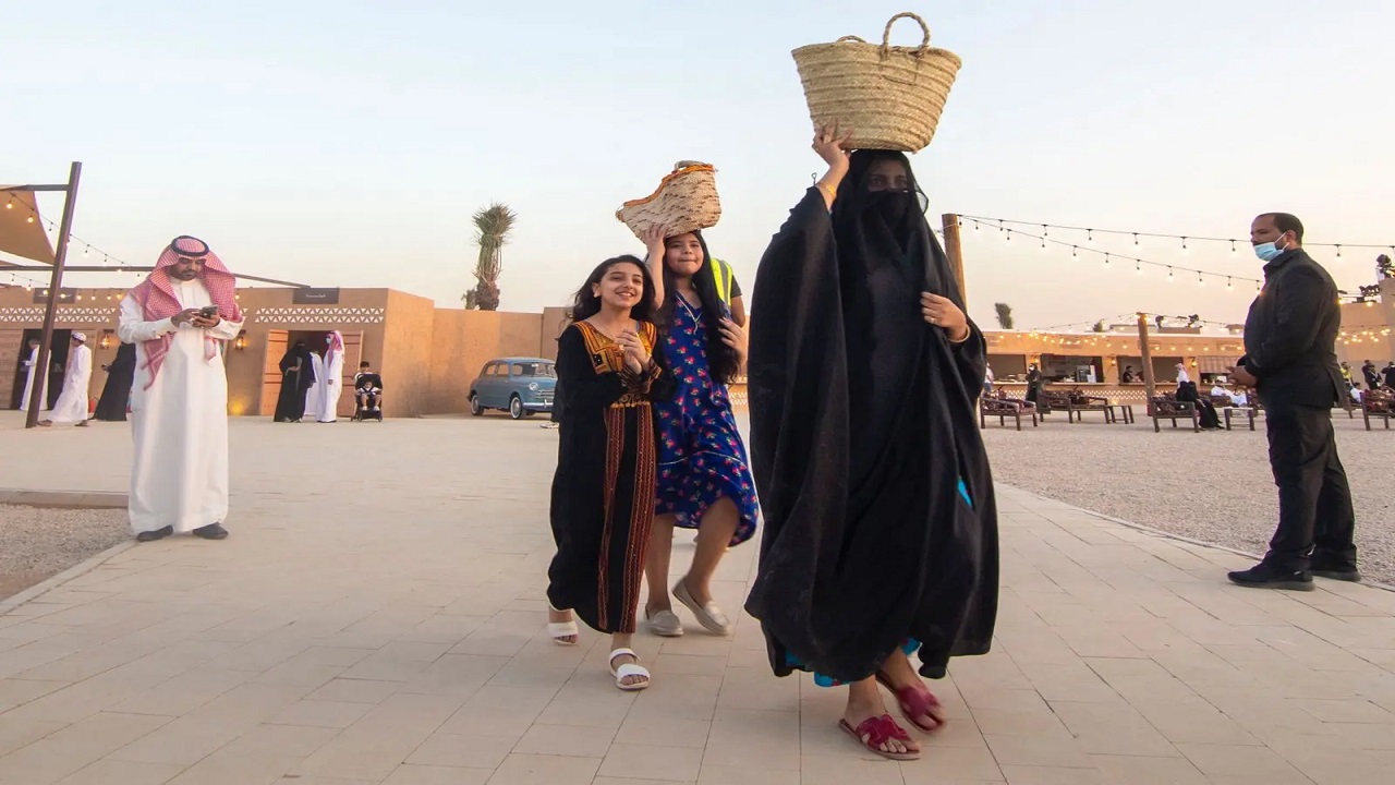 بالصور..  الأزياء الشعبية تجذب زوار موسم الرياض