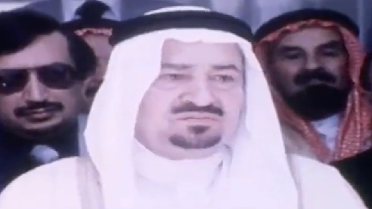 فيديو نادر للملك خالد في افتتاح المركز الإسلامي