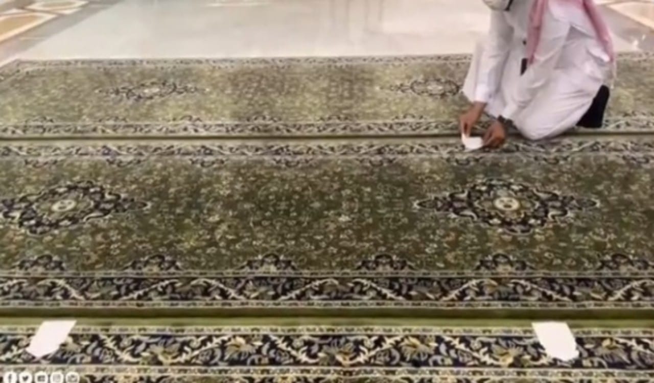شاهد.. إعادة وضع علامات التباعد الجسدي بين المصلين في المسجد النبوي