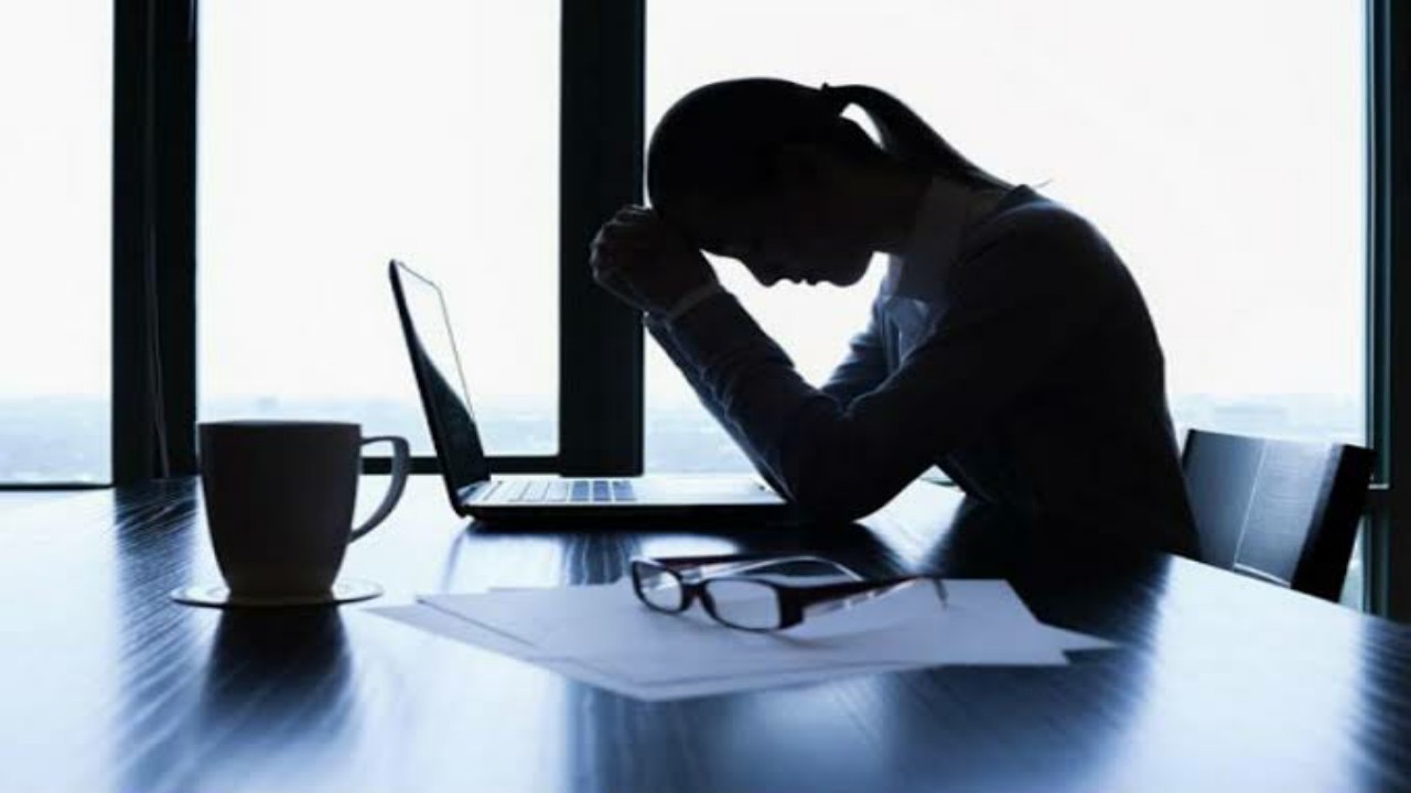لماذا يتعرضن النساء للإرهاق في العمل أكثر من الرجال؟
