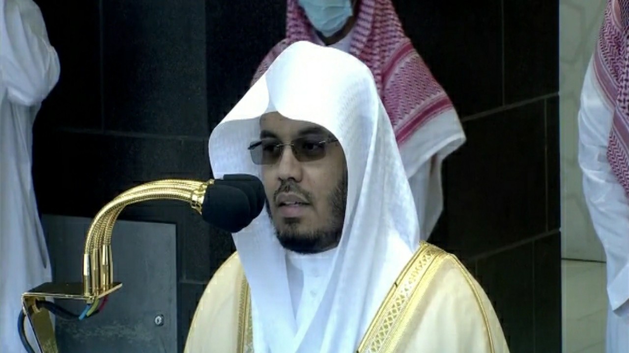 الشيخ ياسر الدوسري يؤكد على الالتزام بالإجراءات الاحترازية قبل أداء صلاة الظهر