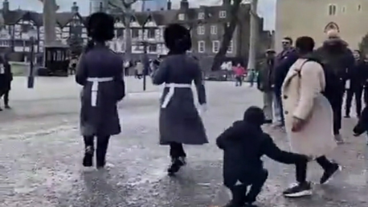 بالفيديو.. الحرس الملكي البريطاني يمشى فوق طفل وقع الأرض