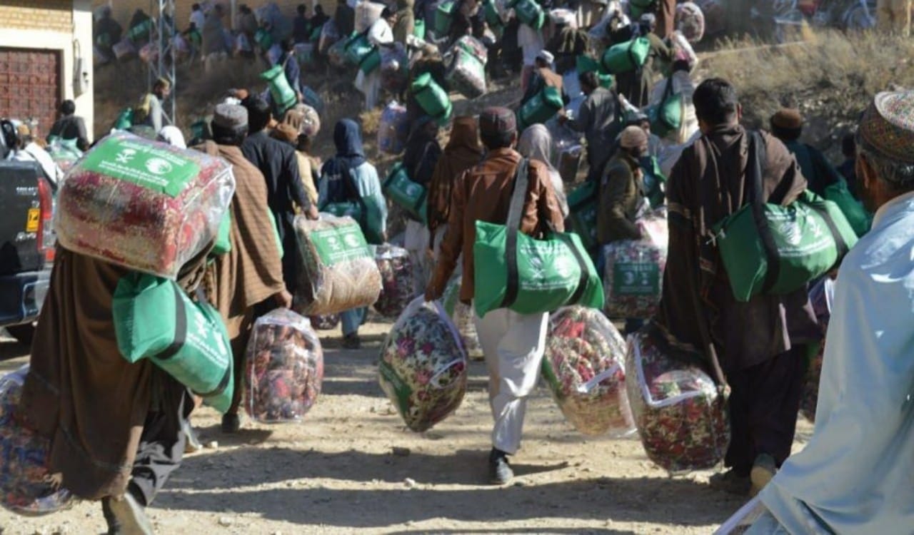 مركز الملك سلمان للإغاثة يوزع 1,700 حقيبة شتوية في باكستان &#8220;صور&#8221;