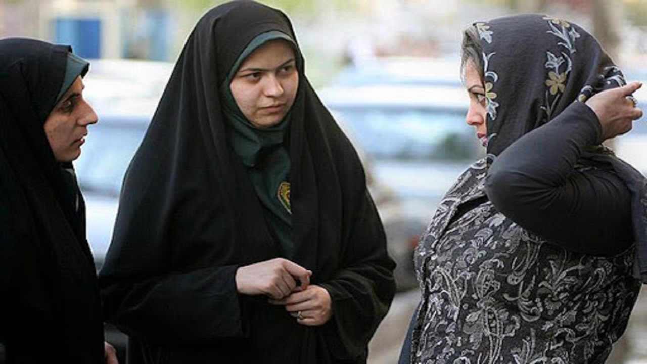 بعد ضربها.. اعتقال امرأة بسبب الحجاب في إيران