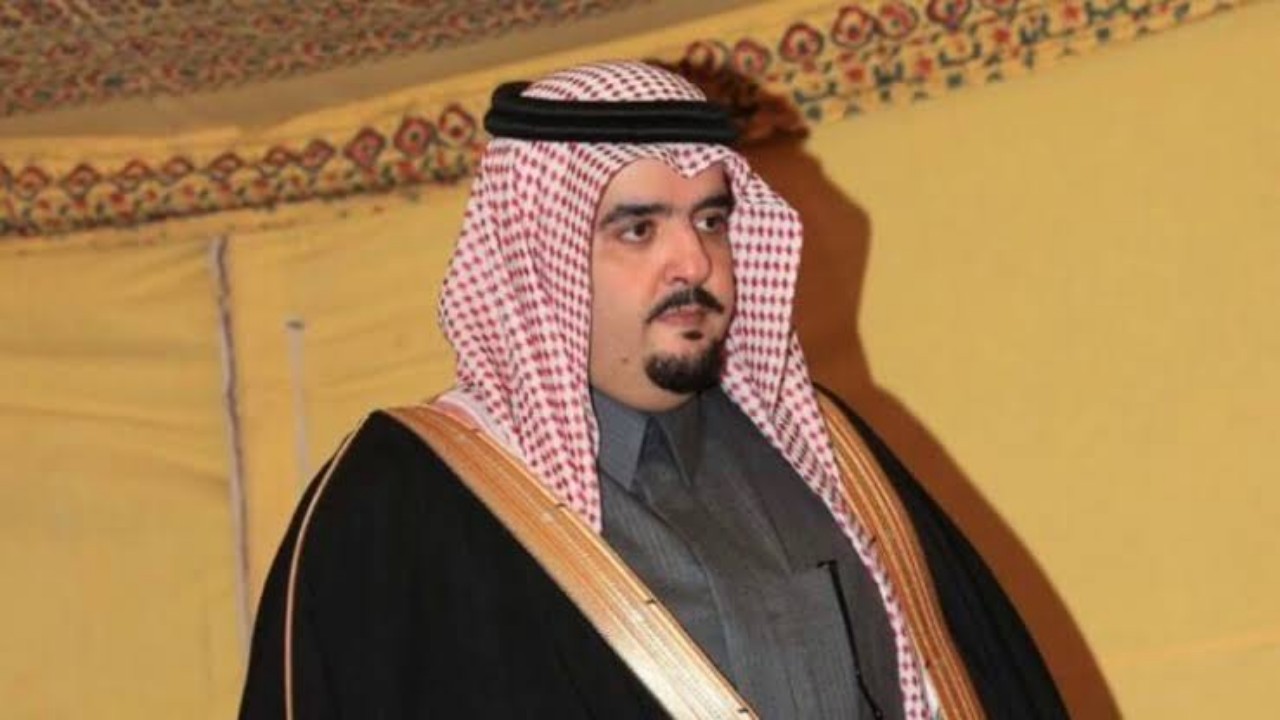 الأمير عبدالعزيز بن فهد يقدم نصف مليون ريال لأسرة الفقيد الشمري