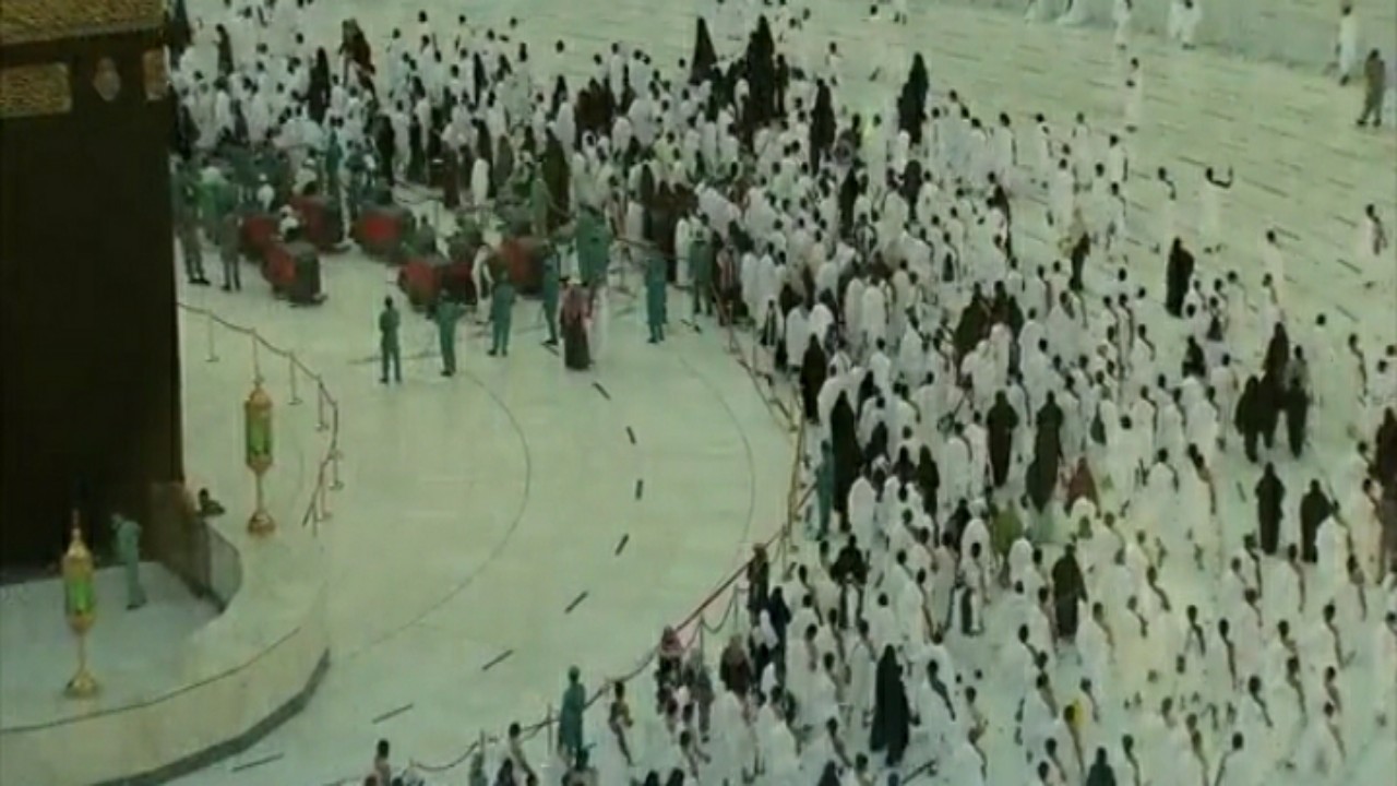 بالفيديو.. تعقيم صحن الطواف في المسجد الحرام
