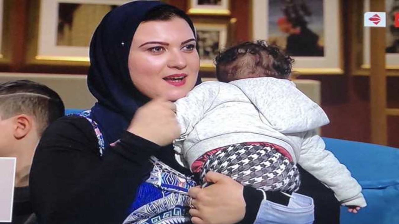 مصري يطلّق زوجته الإيطالية في بث مباشر بعد هروبها بأبنائه