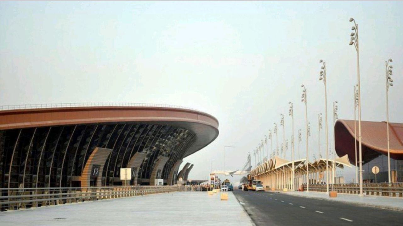 مطار الملك عبدالعزيز يعلن تشغيل مواقف السيارات الجديدة بالصالة 1