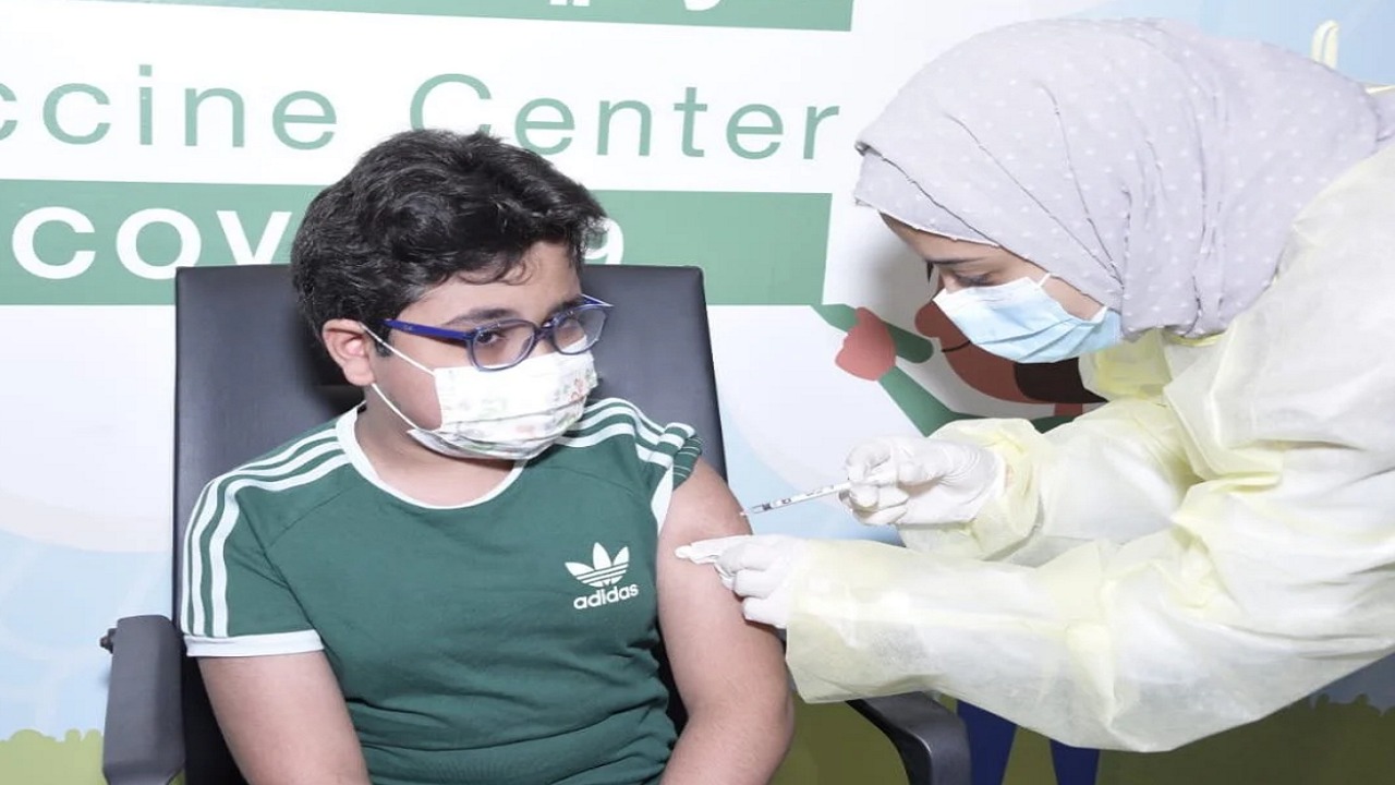 تعليق استشاري طب أسرة على تطعيم أول طفل في المملكة باللقاح