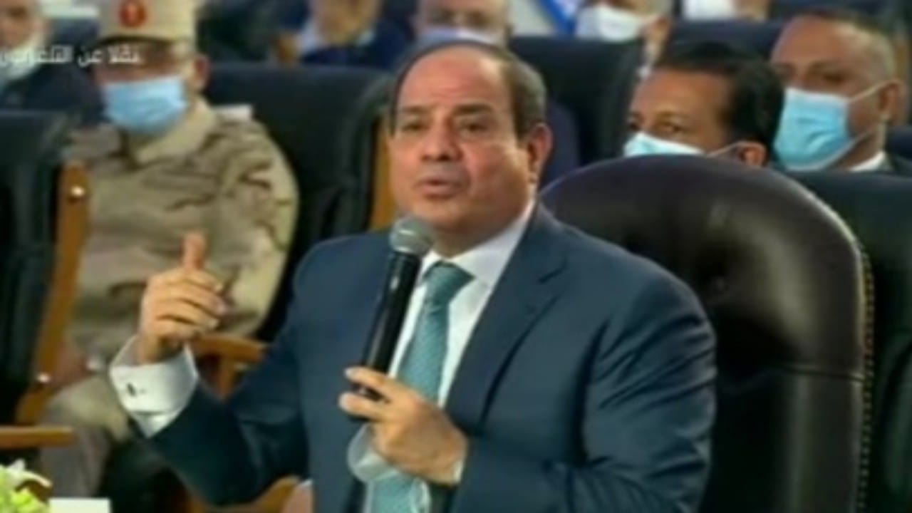 شاهد.. السيسي ممازحا وزير ووزيرة مصرية:”اكتئاب دائم”