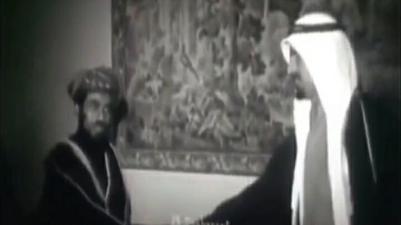 فيديو نادر لزيارة السلطان قابوس للمملكة عام 1971