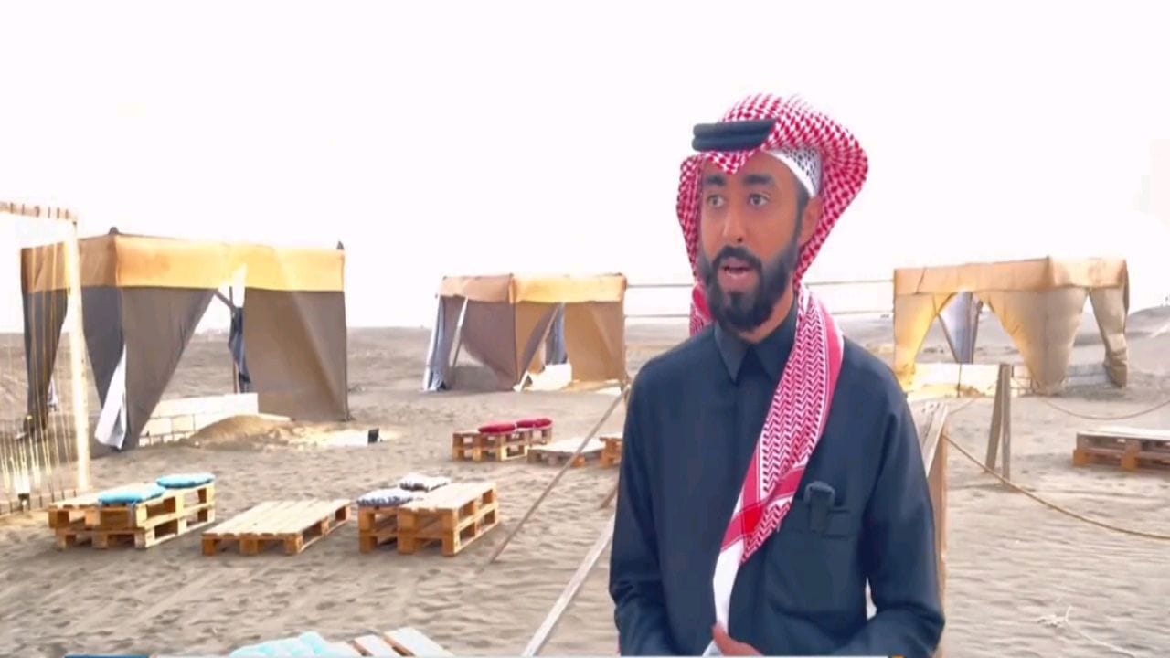 بالفيديو.. مواطن يحول الكثبان الرملية في الدرب إلى منتجع سياحي جذاب