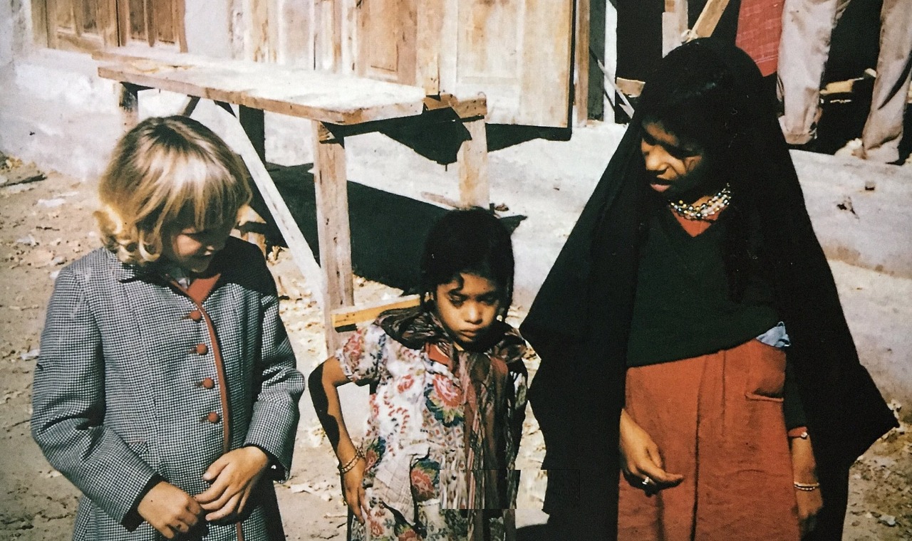 أطفال من القطيف مع زائرة أمريكية في الخمسينيات الميلادية