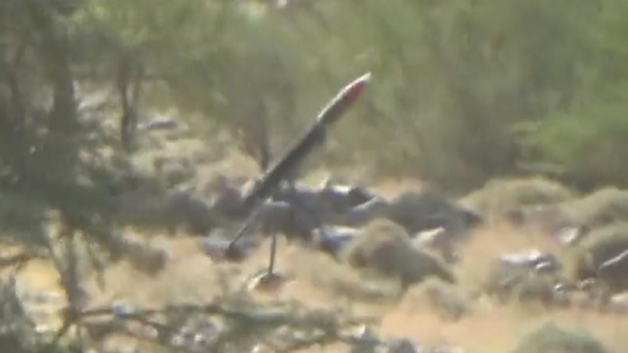 بالفيديو.. لحظة إطلاق مليشيا الحوثي صواريخ على مخيمات النازحين في ‎مأرب