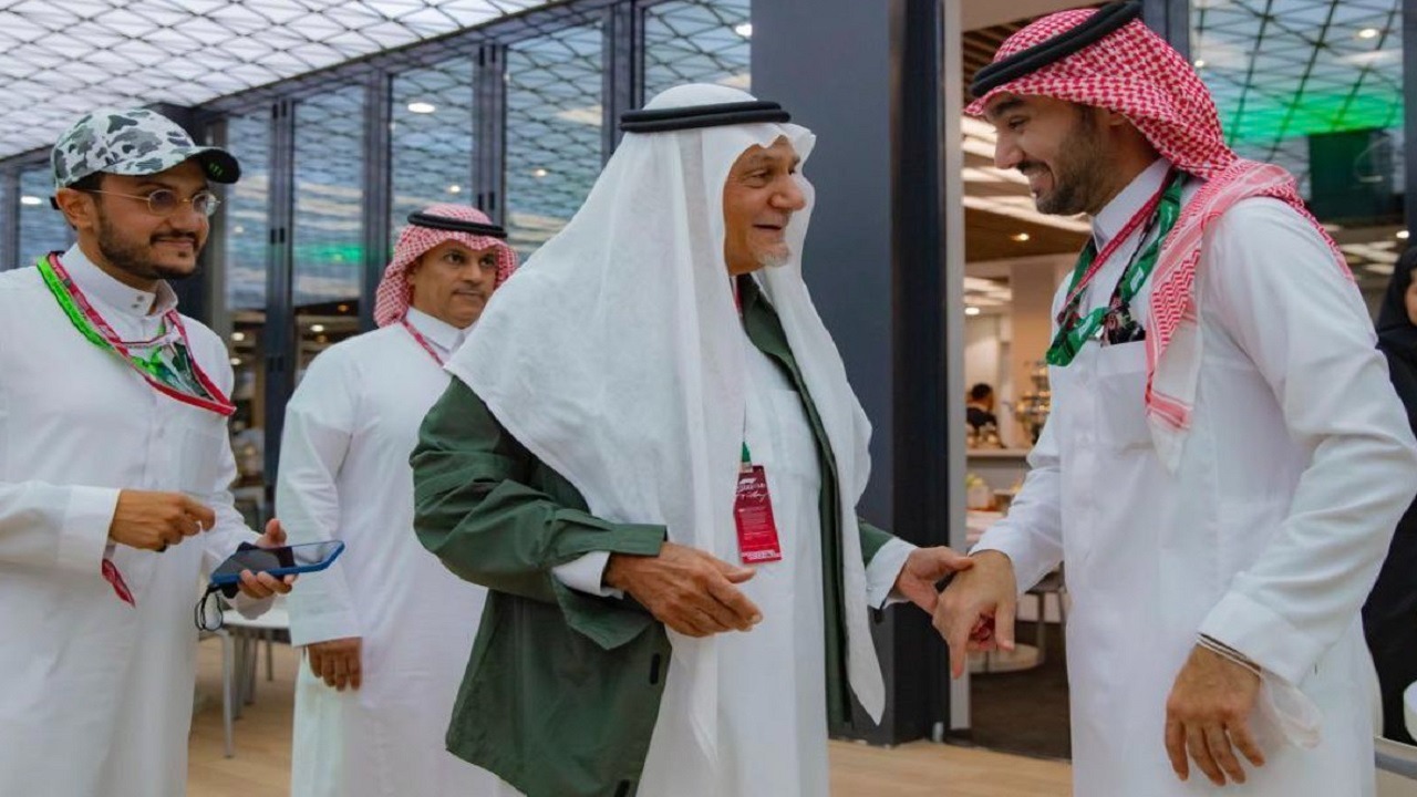 لقطة عفوية لوزير الرياضة ووالده الأمير تركي الفيصل في سباقات الفورمولا1