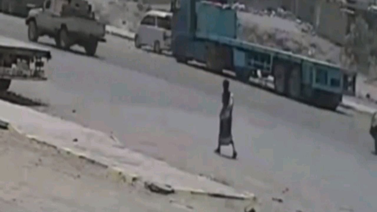 بالفيديو.. شبكتان حوثيتان وراء محاولة تفجير موكب محافظ عدن والمطار الدولي