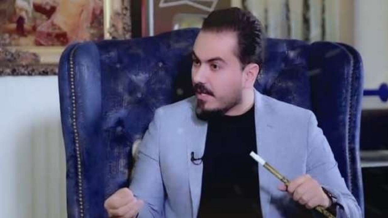 إعلامي عراقي يدخن “الشيشة” على الهواء ويثير الجدل