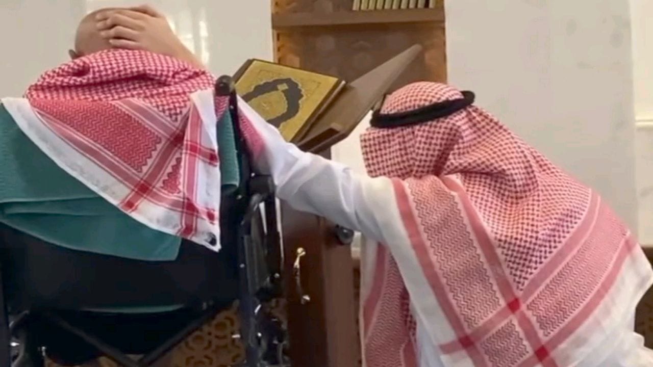 فيديو مؤثر لشاب يمسد رأس والده أثناء قراءته القرآن