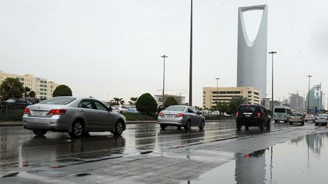 بالفيديو.. استمرار الأجواء الرائعة والأمطار الغزيرة على الرياض