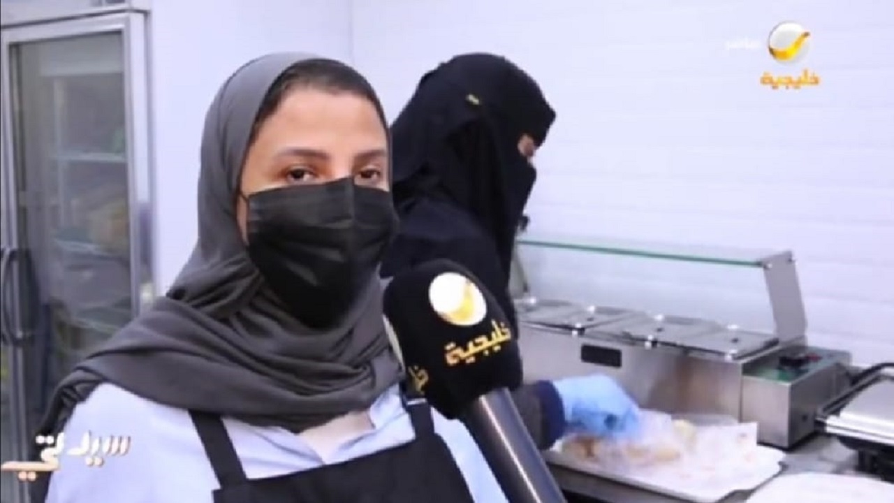 بالفيديو.. مواطنة تفتتح بوفية بمساعدة بناتها في الرياض
