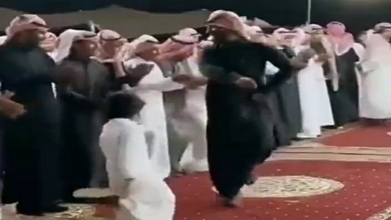 بالفيديو.. طفل يؤدي رقصة “الرفيحي” بمهارة عالية