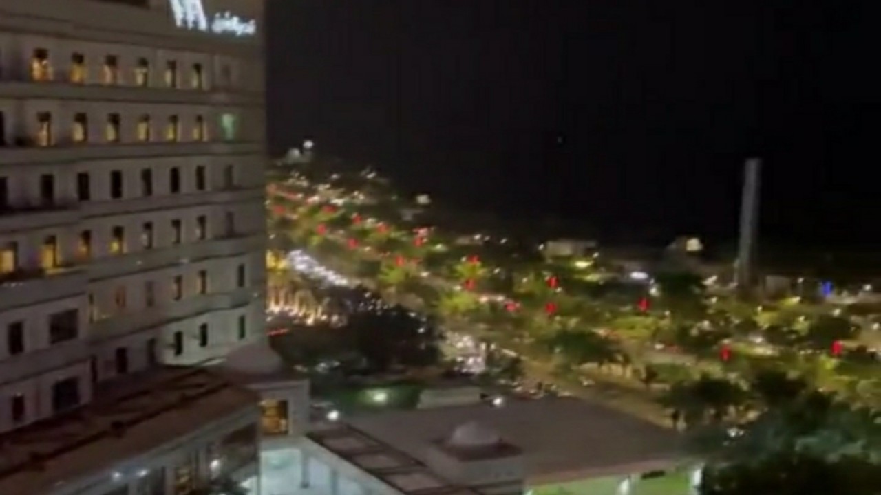بالفيديو.. صحفي بريطاني يرصد ازدحام شوارع جدة في وقت متأخر من الليل
