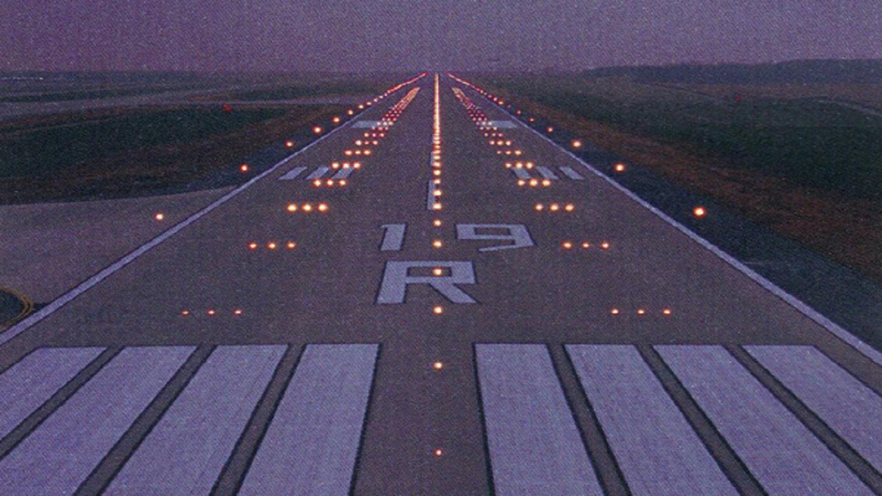 “الطيران المدني” يوضح ماذا تعني العلامات الضخمة على مدرج الطائرات