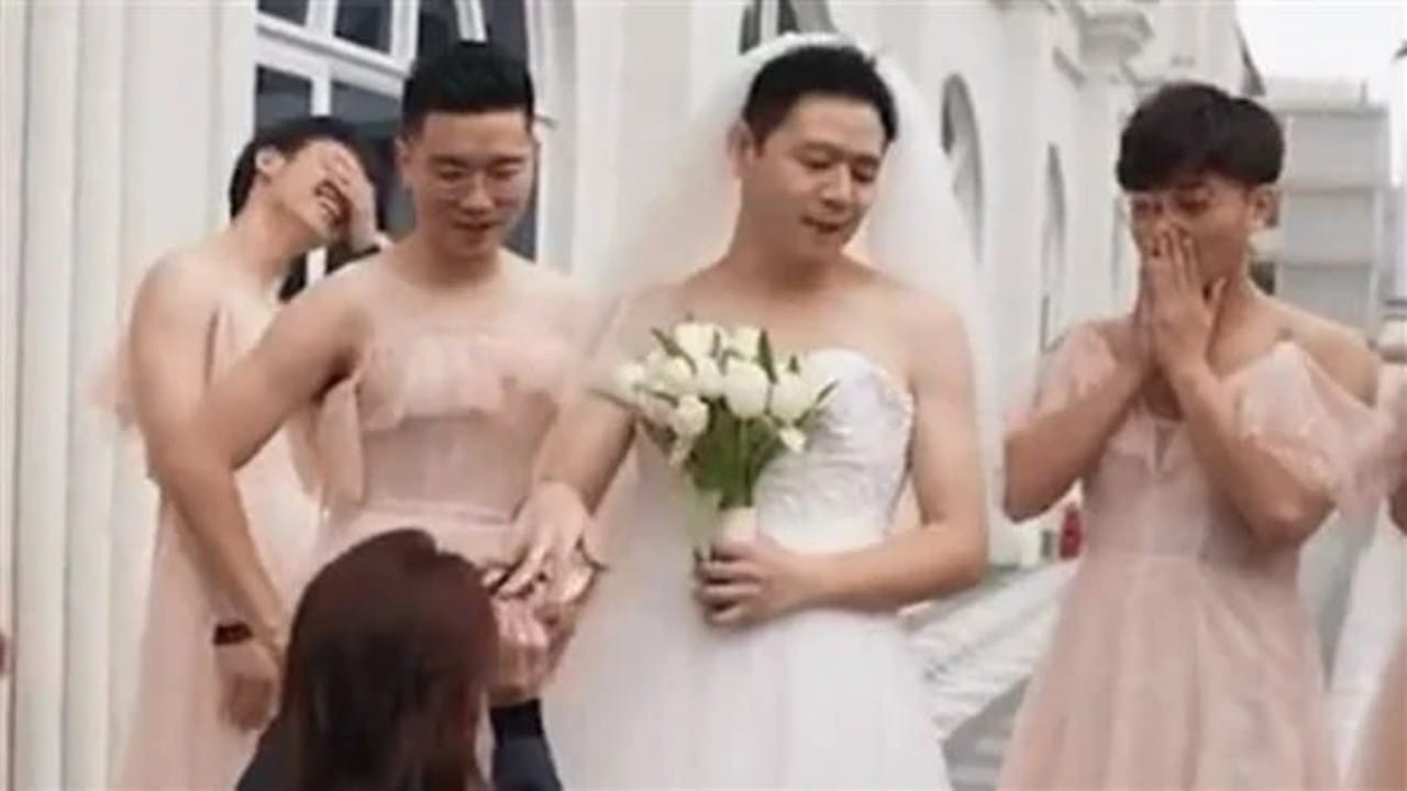 عريس يثير الجدل بعد ارتدائه فستان زفاف 