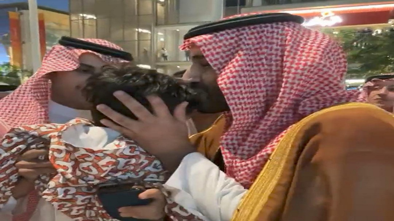 في مشهد عفوي.. ولي العهد يقبّل جبين طفل لدى زيارته لإكسبو دبي 2020